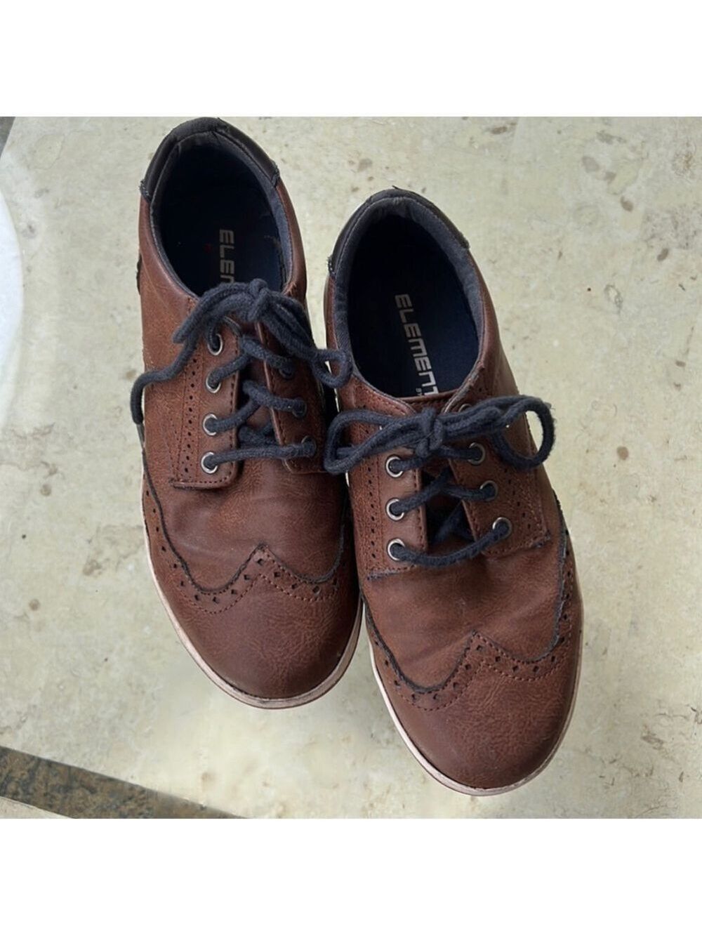 Boys brown wingtip dress shoes. Size 4